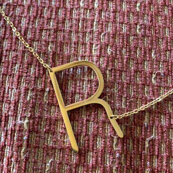 Gold plated large R necklace - Picture 2 of 3